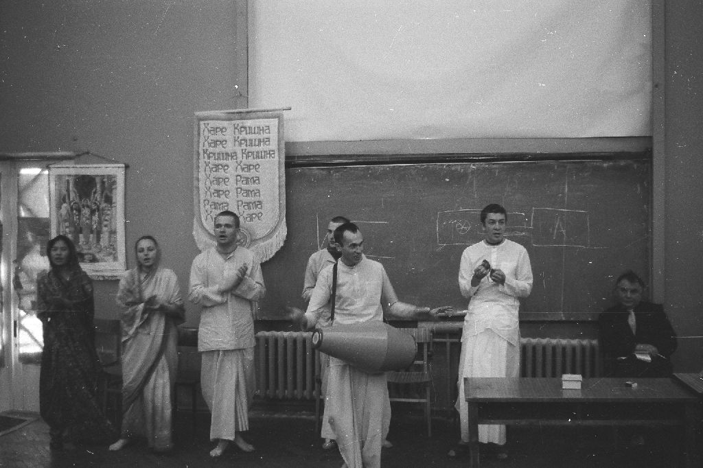 Поём Харе Кришна в зале университета для студентов филфака.